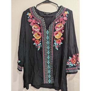 Pretty black peasant style tunic blouse w/gorgeous floral embroidery, Andreé, M